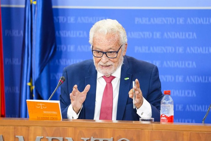 El Defensor de la Infancia y Adolescencia de Andalucía, Jesús Maeztu, informa a los medios sobre el contenido del Informe Anual de Infancia y Adolescencia en el Parlamento de Andalucía.