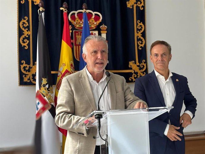 El ministro de Política Territorial y Memoria Democrática, Ángel Víctor Torres (i), ofrece una rueda de prensa junto al delegado del Gobierno en Ceuta, David de la Encina ,  a 8 de octubre de 2026, en Madrid (España).