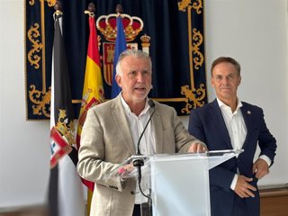 El ministro de Política Territorial y Memoria Democrática, Ángel Víctor Torres (i), ofrece una rueda de prensa junto al delegado del Gobierno en Ceuta, David de la Encina (d), tras presidir una nueva reunión del Comité de Situación de la ciudad autónoma