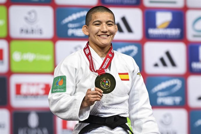Archivo - La judoca Ai Tsunoda posa con una medalla tras una competición