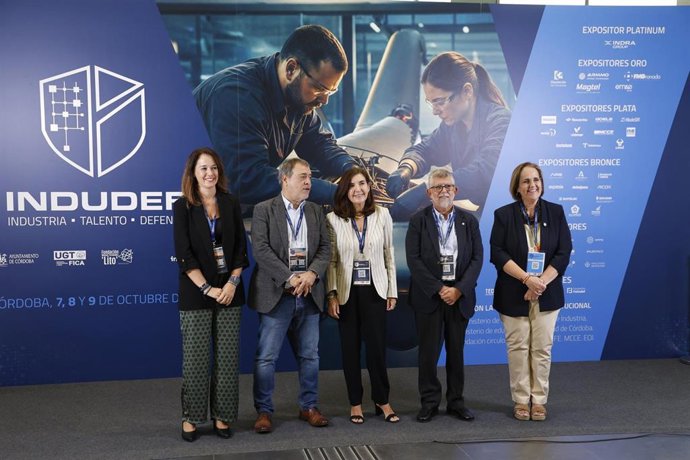 El secretario general de UGT Fica, Mariano Hoya (segundo por la izda.), junto a la consejera de Empleo, Empresa y Trabajo Autónomo, Rocío Blanco (centro), en Indudef.