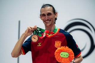 El skater español Pau Bosch celebrando su medalla de bronce en los Juegos Mundiales de Patinaje de Asunción.