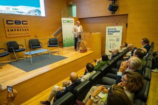 El delegado territorial de Sostenibilidad y Medio Ambiente en Cádiz, Óscar Curtido, en una jornada empresarial de la CEC