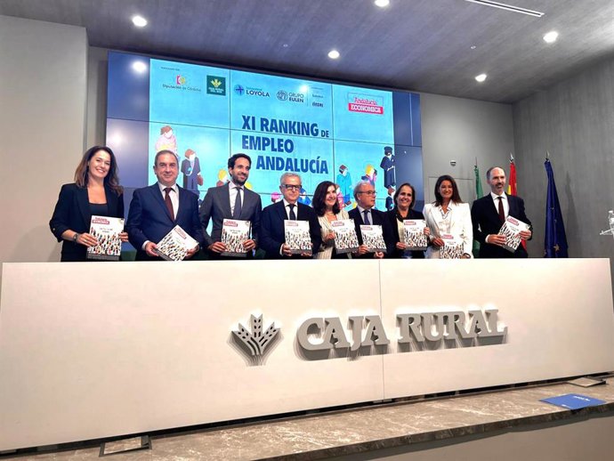 Rocío Blanco (centro), junto a otras autoridades, en la presentación en Córdoba del Ranking de Empleo de Andalucía, elaborado por 'Andalucía Económica'.