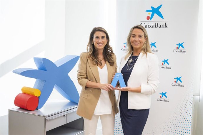 CaixaBank reconoce a la aragonesa, María Puig Forcano, con el 'Premio A Profesional Autónoma' en la Territorial Ebro