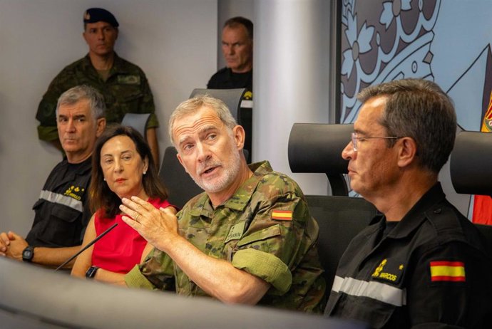 Archivo - El Rey Felipe VI (c), junto a la ministra de Defensa, Margarita Robles, durante su visita al Cuartel General de la UME, en Torrejón de Ardoz, Madrid (España).