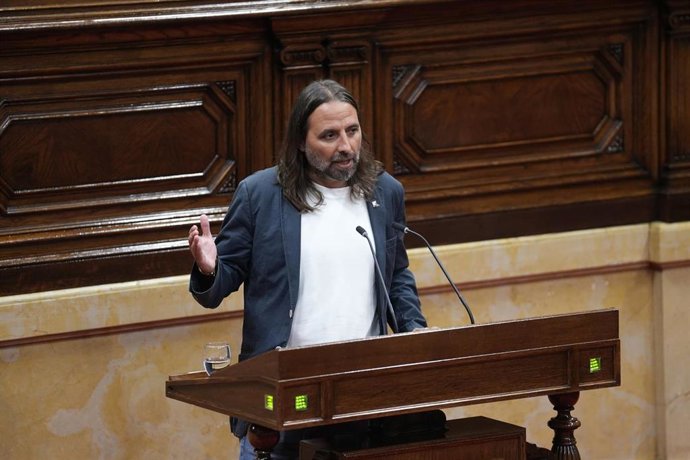 El diputado de ERC en el Parlament, Jordi Albert i Caballero, interviene durante una sesión plenaria, en el Parlament de Catalunya, a 23 de septiembre de 2026, en Barcelona, Catalunya (España). Illa comparece hoy a petición propia en el Parlament después 