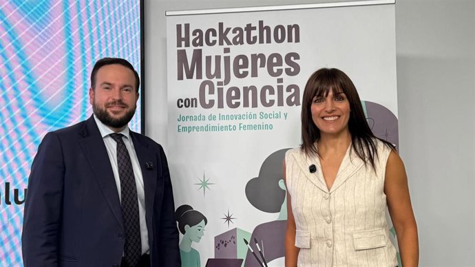Agustín López y Eva Pedraza, en la presentación del  ‘Hackathon Mujeres con Ciencia'.