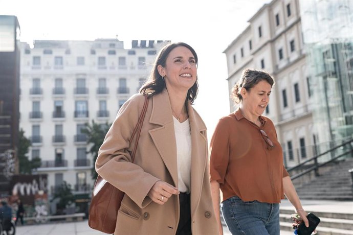La secretaria general de Podemos, Irene Montero, atiende a los medios de comunicación, en la Plaza del Museo Nacional Reina Sofía, a 5 de octubre de 2026, en Madrid (España). 