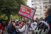 La Policía francesa saca los cañones de agua contra los estudiantes concentrados en la plaza de la Bastilla
