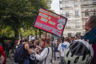 October 7, 2026, Paris, Ile-De-France (Region, France: High school pupils protest for better learning conditions in Paris on 6 October 2026.,Image: 1141176944, License: Rights-managed, Restrictions: * Belgium, France and Russian Rights OUT *, Model Releas