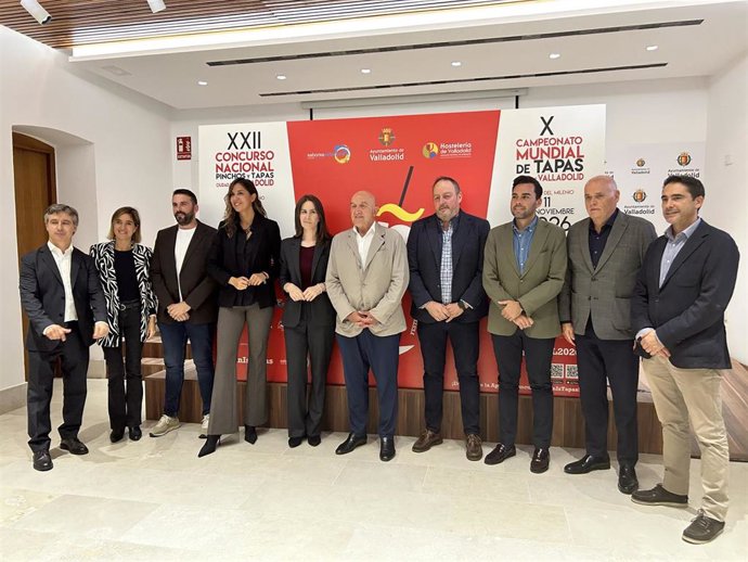 Foto de familia del alcalde de Valladolid y la concejal de Turismo, Eventos y Marca Ciudad con otros representantes institucionales, organizadores y patrocinadores de los certámenes Nacional y Mundial de Pinchos y Tapas.