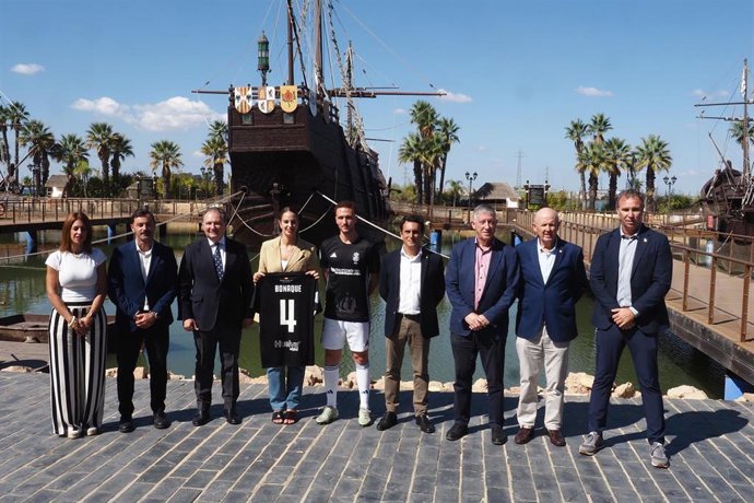 Presentación de la camiseta conmemorativa del Recreativo de Huelva con motivo del Día de la Hispanidad.