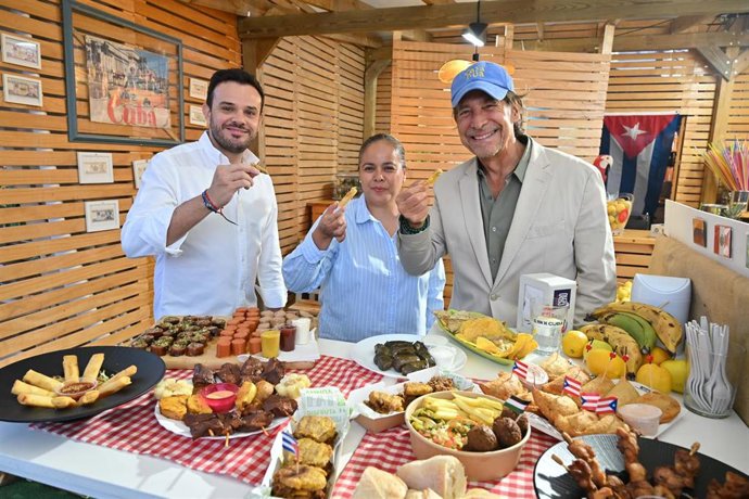 Representantes del I Festival Intercultural de las Naciones de Almería junto a una muestra de la oferta gastronómica del evento.