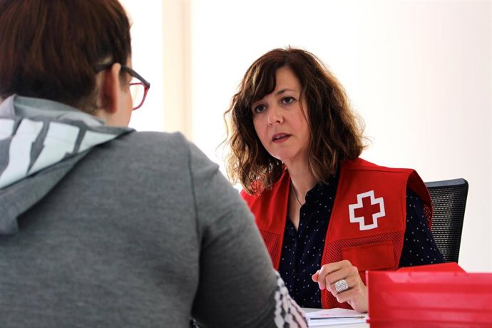 Una voluntaria de Cruz Roja atiende a una persona.