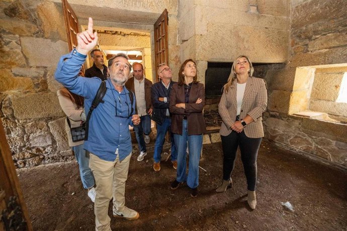 La conselleira de Medio Ambiente e Cambio Climático, Ángeles Vázquez, visita el molino de mareas de Cereixo, en Vimianzo (A Coruña), que será convertido en museo etnográfico, a 8 de octubre de 2026.