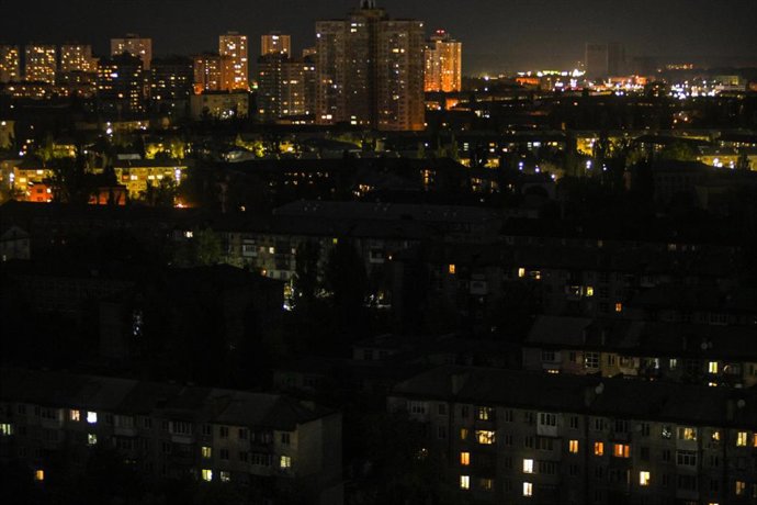 Imagen de archivo de Kiev bajo un corte programado de electricidad, a 6 de octubre de 2026 