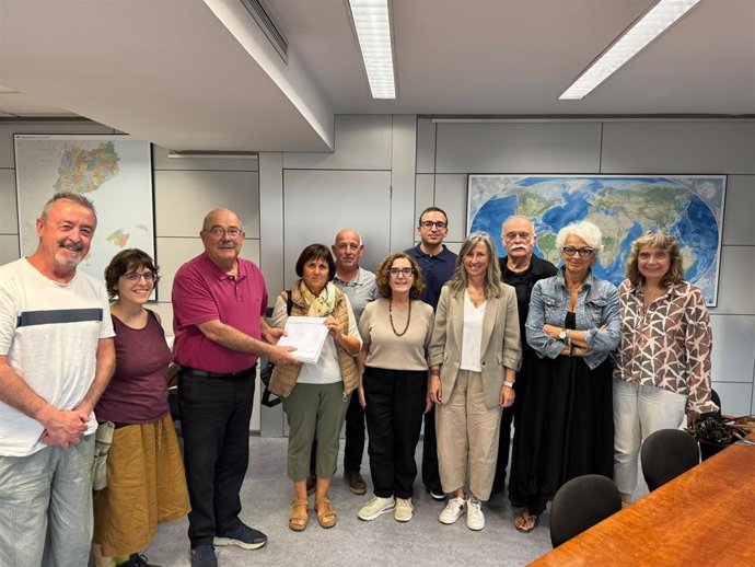 Imagen de la entrega de las firmas