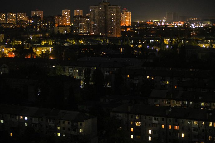 6 de outubro de 2026, Kiev, Ucrânia: Vista da cidade durante os cortes de energia, em Kiev, Ucrânia, em 6 de outubro de 2026. Horários de corte de energia a cada hora foram adotados na capital e em várias regiões da Ucrânia após os ataques russos à infrae