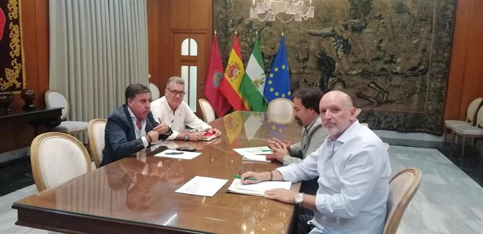 El sindicato CSIF mantiene una reunión con el concejal delegado de Infraestructuras del Ayuntamiento de Córdoba, Miguel Ruiz Madruga, para hablar de colegios.
