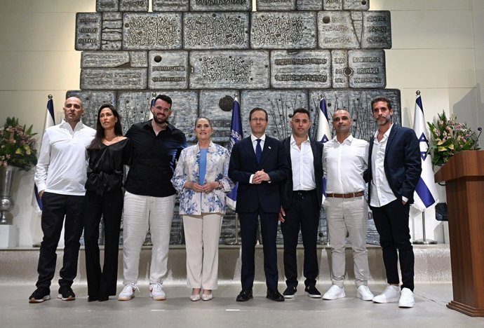 En el centro de la imagen, el presidente de Israel, Isaac Herzog
