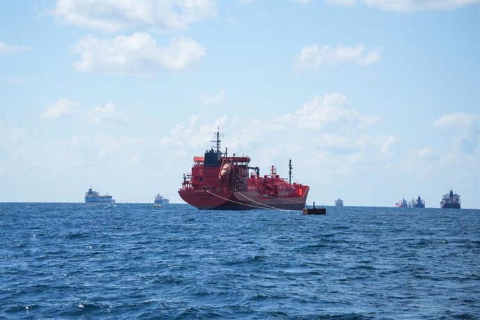 27 de setembro de 2026, Síria, Baniyas: Um navio-tanque é fotografado no terminal petrolífero de Baniyas, na costa da província de Tartus, na Síria. O combustível está sendo transportado para o Iraque via Síria pela primeira vez, em meio a interrupções no