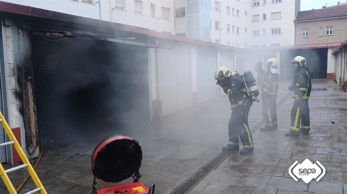 Incendio en una cochera en Raíces Nuevo (Castrillón).