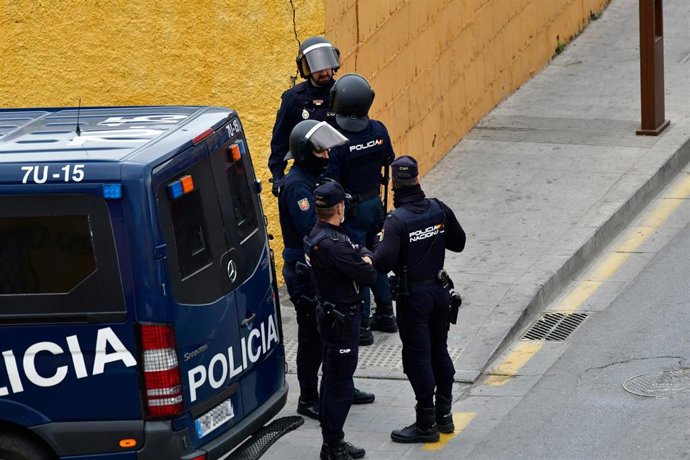 Archivo - Agentes de Policía en un operativo