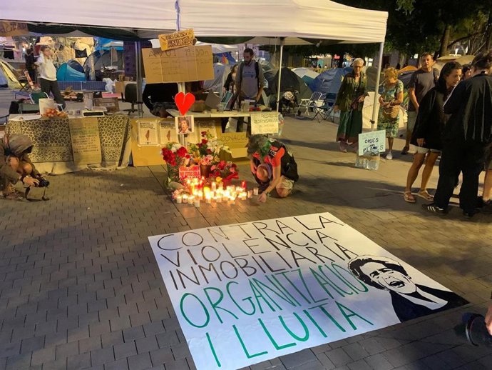 Los acampados en Palma homenajean a Maricarmen