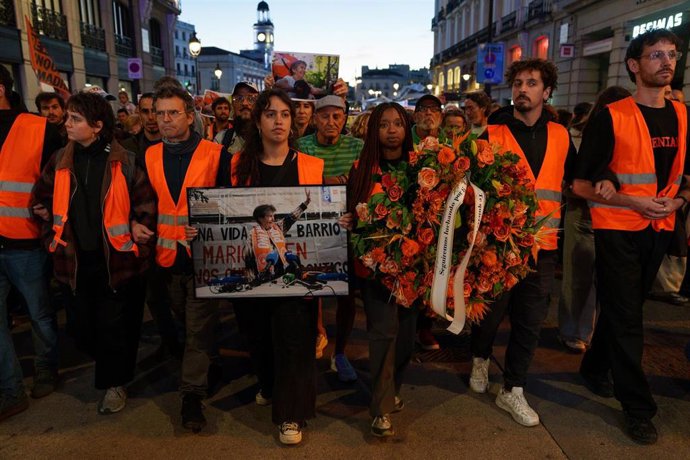 Decenas de personas durante la manifestación ‘Hasta Siempre, Maricarmen’, desde la Puerta del Sol hasta la vivienda de Maricarmen, a 8 de octubre de 2026, en Madrid (España).