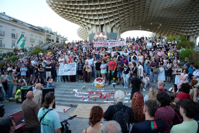 Concentración en Sevilla en memoria de Maricarmen