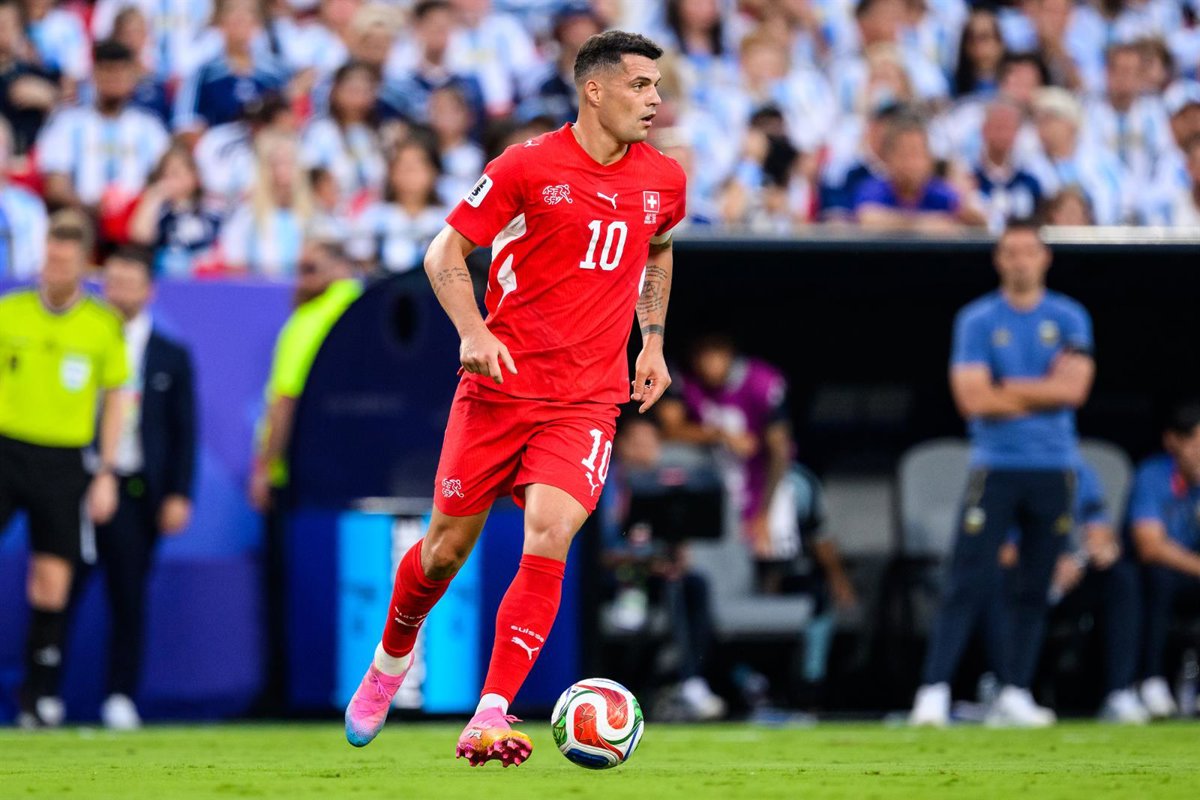 Granit Xhaka, multado por presentar un certificado falso de 