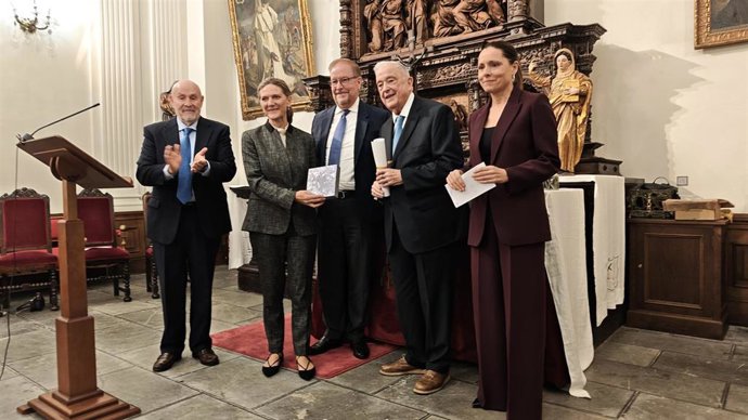 (I-D): Carlos Fernández, Presidente De Asicom; Sonia Segarra, Presidenta De Mar Niebla; Francisco X. Casanueva, Presidente Ejecutivo De Interprotección; Carlos Casanueva Varas, Socio Protector De Asicom; Y Ana Suárez, Vicerrectora De Internacionalización.