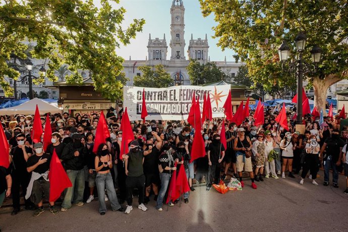 Numerosas personas se manifiestan durante la acampada por la vivienda en el Ayuntamiento de València, a 8 de octubre de 2026. 