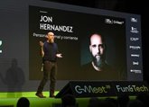 Foto: Robots humanoides, un joven de 18 años con empresa de IA y el divulgador Jon Fernández, en el arranque del C-Meet
