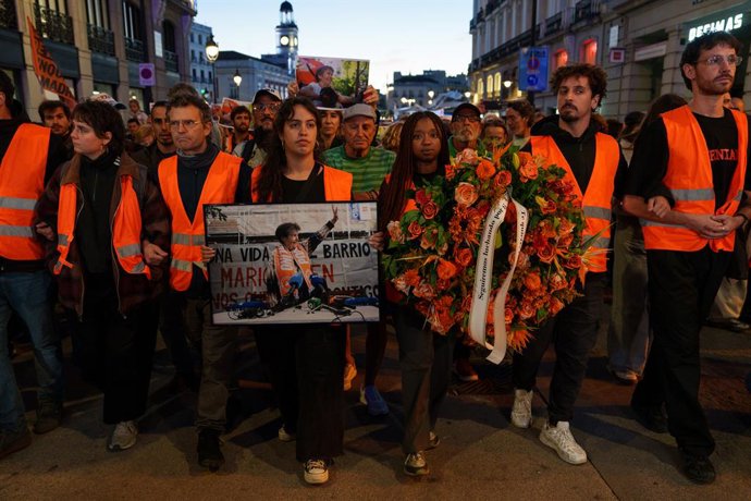 Dezenas de pessoas participaram da manifestação “Hasta Siempre, Maricarmen”, que partiu da Puerta del Sol até a casa de Maricarmen, em 8 de outubro de 2026, em Madri (Espanha). Muitas pessoas deixaram velas, flores e cartazes de incentivo junto à porta de