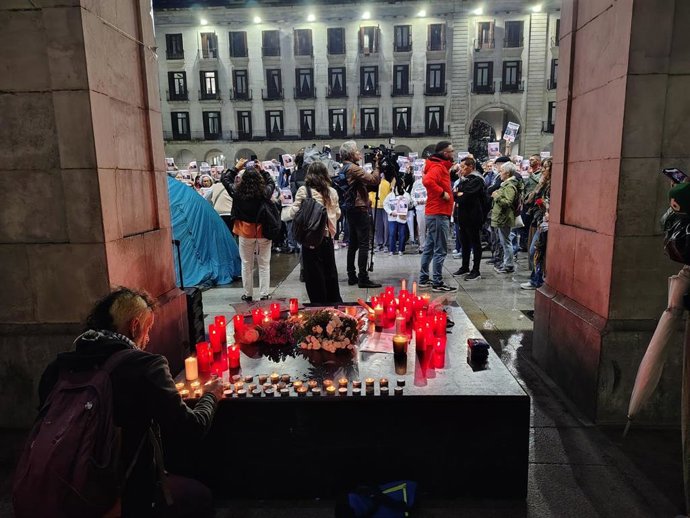 Altar, minuto de silencio y concentración en la Plaza Porticada de Santander por la muerte de Maricarmen