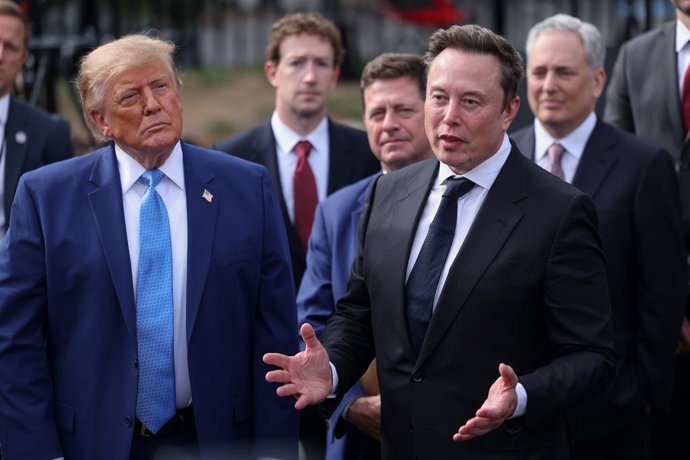 29 de setembro de 2026, Washington, Distrito de Columbia, EUA: O CEO da Tesla, da X e da SpaceX, ELON MUSK, fala com repórteres enquanto o presidente dos EUA, Donald Trump, observa do lado de fora da Casa Branca, em Washington, D.C. Trump havia realizado,