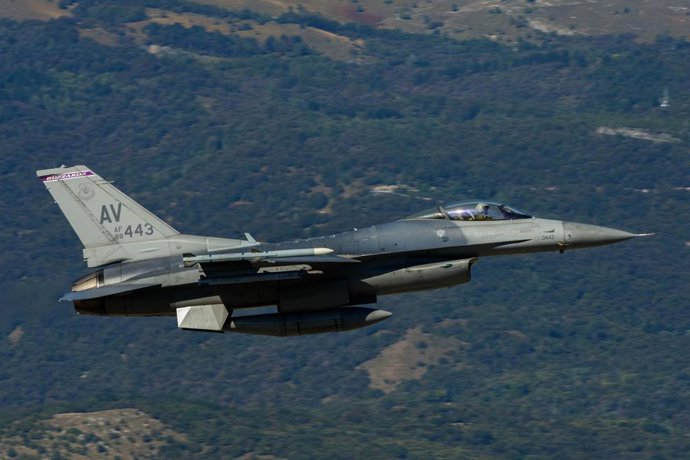 Archivo - Arquivo - Um caça F-16 dos Estados Unidos participa de manobras da OTAN