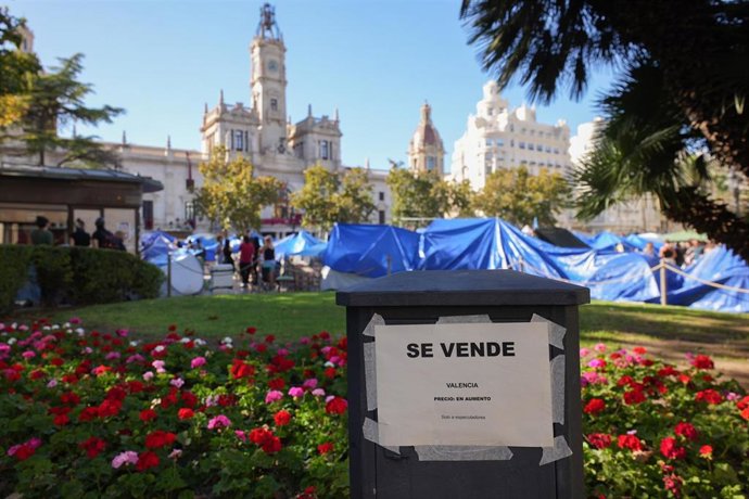 Varias personas durante la acampada por la vivienda en el Ayuntamiento de Valencia, a 8 de octubre de 2026, en Valencia, Comunidad Valenciana (España). 