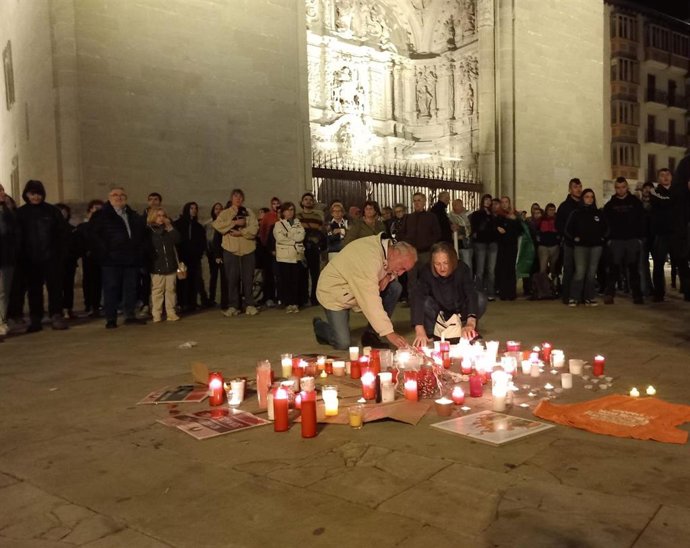 Logroño recuerda a Maricarmen con velas en la plaza del Mercado; "Prendió una mecha que no podemos apagar"