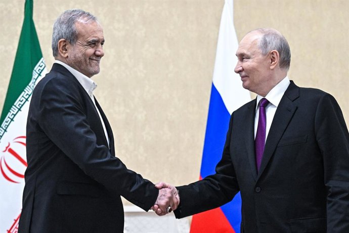 TURQUEMISTÃO, PROVÍNCIA DOS BALCÃS — 8 DE OUTUBRO DE 2026: Masoud Pezeshkian (à esquerda), presidente do Irã, e seu homólogo Vladimir Putin, da Rússia, apertam as mãos durante uma reunião bilateral em Turkmenbasy