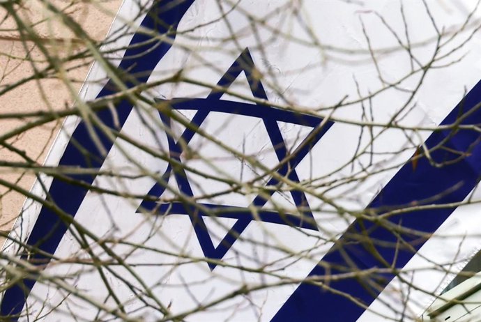 Archivo - Arquivo - RÚSSIA, SÃO PETERSBURGO - 3 DE MARÇO DE 2026: A bandeira de Israel hasteada em frente ao Consulado Geral de Israel na Rua Khersonskaya