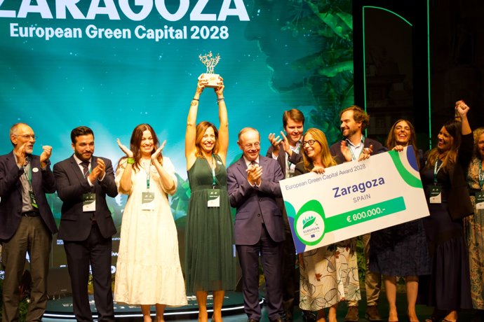 La alcaldesa de Zaragoza, Natalia Chueca, junto al resto de la delegacion zaragozana, alza el titulo de Capital Verde Europea 2028