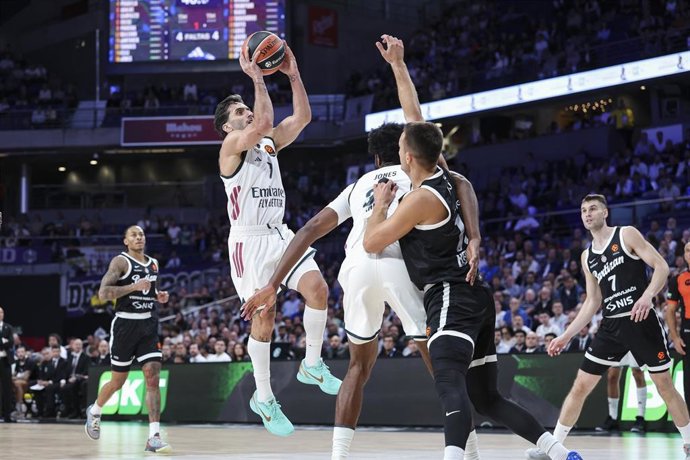 El base del Real Madrid Facundo Campazzo realizando un tiro a canasta.