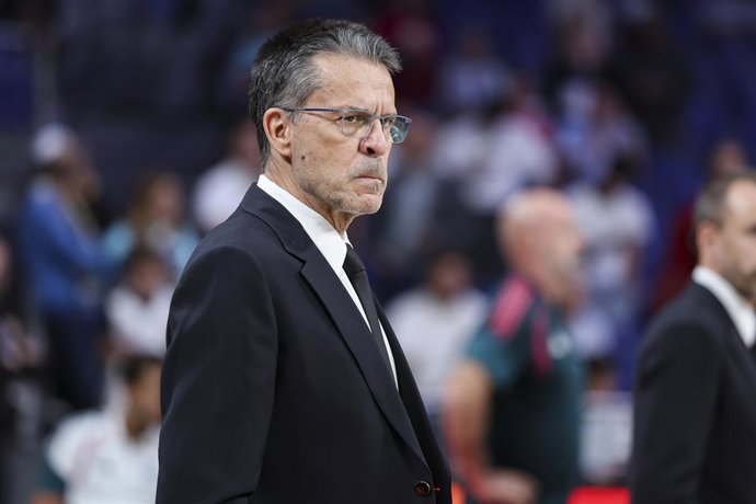 Pedro Martinez, técnico do Real Madrid, observa durante a partida da 4ª rodada da temporada regular da Euroliga de Basquete entre Real Madrid e Partizan Mozzart Bet Belgrado, na Movistar Arena, em 8 de outubro de 2026, em Madri, Espanha.