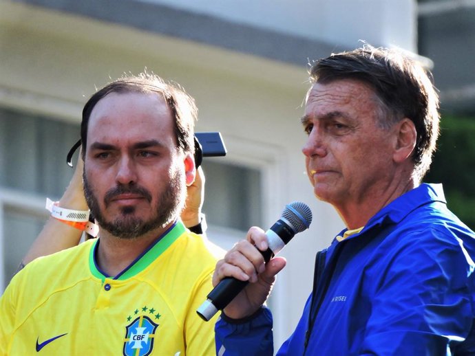 Archivo - Arquivo - 30 de junho de 2025, São Paulo, São Paulo, Brasil: São Paulo (SP), 29/05/202 — ato/justiça agora/bolsonaro/sp — o deputado federal Eduardo Bolsonaro (PL/SP) participa, ao lado do ex-presidente do Brasil Jair Bolsonaro, do ato “Justiça 