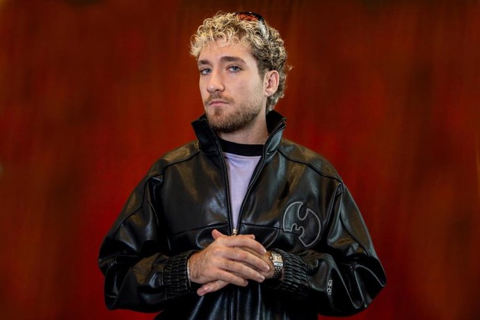 El artista Lucho RK posa durante su visita a las oficinas de Warner Music en Madrid, el pasado 2 de octubre, para presentar su álbum debut, 'Sordo de un pie'.