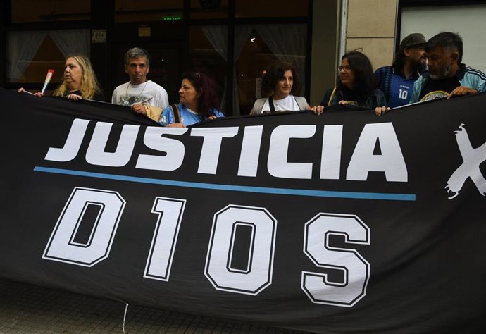 Archivo - Varias personas durante el reinicio del juicio por la muerte de Diego Armando Maradona, a 14 de abril de 2026, en Buenos Aires (Argentina). Audiencia en los tribunales de San Isidro, en la provincia de Buenos Aires, donde se reanuda desde cero e