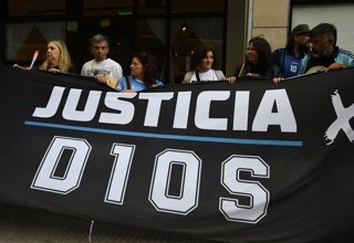 Archivo - Varias personas durante el reinicio del juicio por la muerte de Diego Armando Maradona, a 14 de abril de 2026, en Buenos Aires (Argentina). Audiencia en los tribunales de San Isidro, en la provincia de Buenos Aires, donde se reanuda desde cero e
